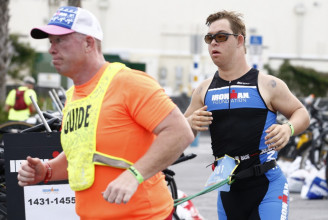 3,86 kilométer úszott, 180 kilométert kerékpározott, majd lefutott egy maratont a Down-szindrómás sportoló