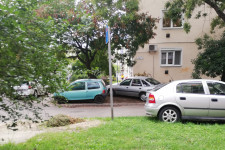 A zuglói önkormányzat nem intézkedhet a füvön parkoló autók miatt