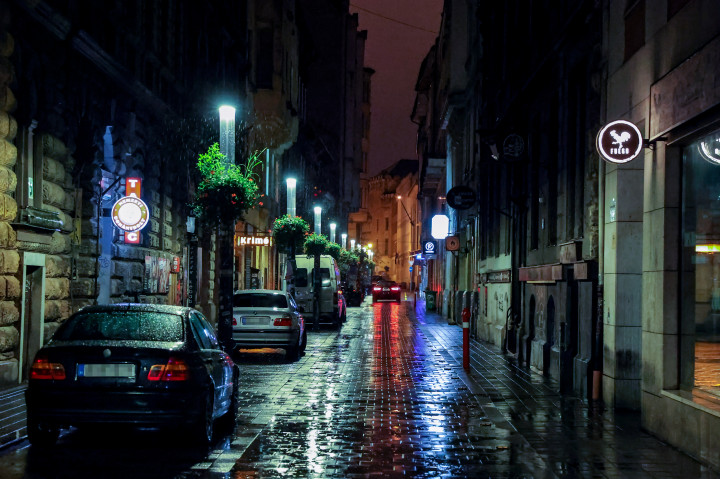 A kihalt Kazinczy utca az éjféli kijárás korlátozás első napján – Fotó: Huszti István / Telex
