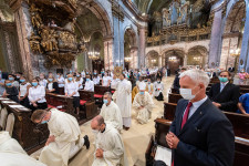 Maradnak a misék a katolikusoknál, online térbe költözik a református egyház