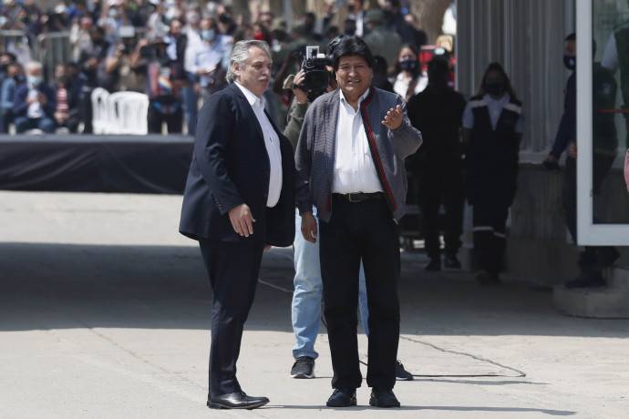 Alberto Fernández argentin elnök elbúcsúzik Evo Morales volt bolíviai elnöktől az argentínai La Quiaca és a bolíviai Villazon városát összekötő hídonFotó: Paolo Aguilar/MTI/EPA/EFE