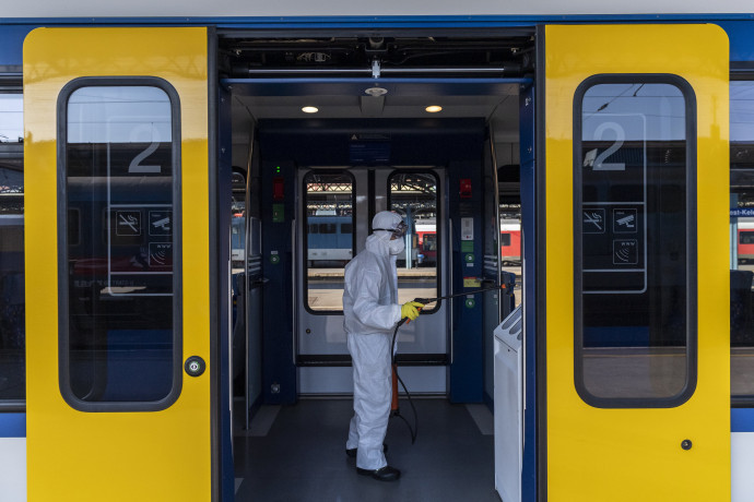 Budapesten egy vonat utasterét fertőtlenítik a koronavírus-járvány első hullámának idején a Keleti pályaudvaron – Fotó: Mónus Márton / MTI