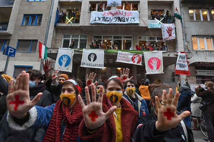 Az SZFE hallgatói kedden elhagyják az egyetem épületeit