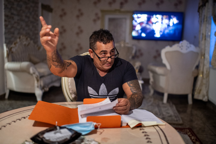 Beri Róbert otthonában mutatja a petíciót – Fotó: Bődey János / Telex
