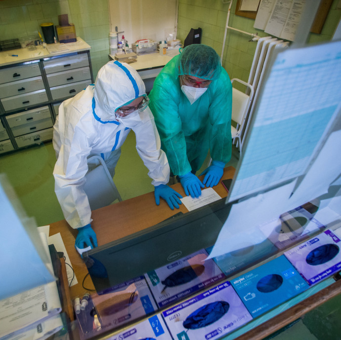 „Nem az a kérdés, hogy elkapjuk-e, hanem az, hogy mikor” – sorra betegednek meg az ápolók a telítődő kórházakban