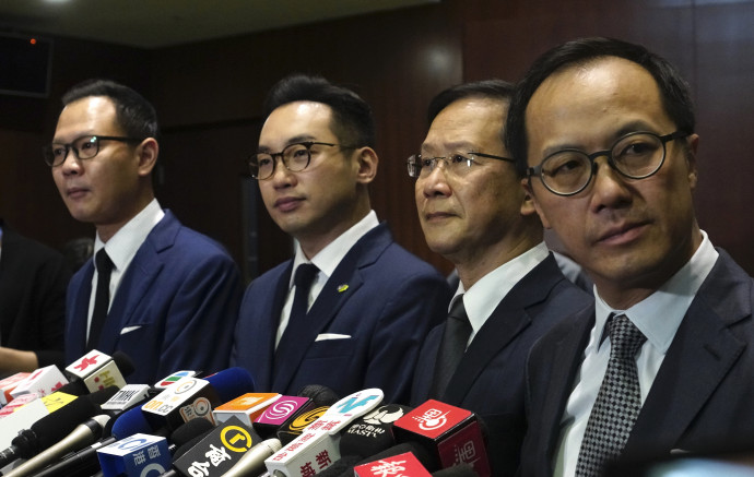 Dennis Kwok, Alvin Yeung, Kwok Ka-ki és Kenneth Leung ellenzéki politikusok (b-j) kérdésekre válaszolnak egy sajtótájékoztatón, a törvényhozó tanács épületében 2020. november 11-én. A négy politikust azonnali hatállyal kizárták a törvényhozásból (Fotó: MTI/AP, Vincent Yu)