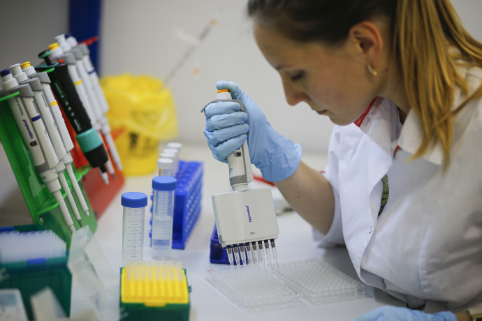 Kutató dolgozik a koronavírus elleni vakcina kifejlesztésén a moszkvai Gamaleja Intézetben 2020. augusztus 6-án – Fotó: RDIF and Gamaleya Scientific Res / Sputnik / AFP