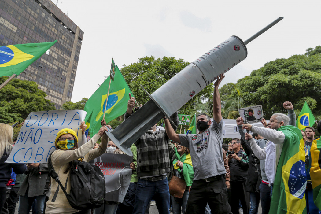 Jair Bolsonaro elnök támogatói egy fecskendőt mutatva követelik Sao Paulo kormányzójának, Joao Dorianak felelősségre vonását a kínai koronavírus-oltás ellen – Fotó: Suamy Beydoun / AGIFSuamy Beydoun / AFP
