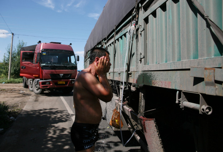 Egy kamionos tisztálkodik a a forgalmi dugó kilencedik napján 2010. augusztus 22-én – Fotó: China Photos / Getty Images
