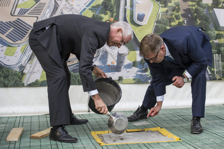 Balog Zoltán, az emberi erőforrások korábbi minisztere és Matolcsy György, a Magyar Nemzeti Bank elnöke lefedik az alapkövet a gazdálkodástudományi kar, a MNB által létrehozott Athéné Domus Mentis Alapítvány finanszírozásával épülő leendő egyetemi központ épületének alapkőletételén Kecskeméten, a volt Izsáki úti kórház területén 2015. október 29-én