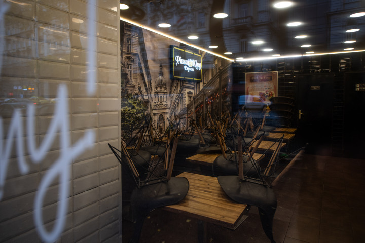 Felpakolt székek egy budapesti étteremben 2020. november 11-én – Fotó: Bődey János / Telex