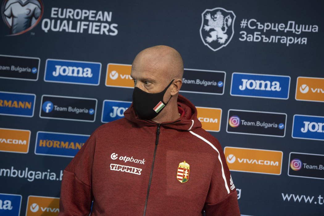 A koronavírus-járvány miatt védőmaszkot viselő Marco Rossi, a magyar labdarúgó-válogatott szövetségi kapitánya sajtótájékoztatót tart Szófiában 2020. október 7-én – fotó: Vaszil Donev / EPA / MTI