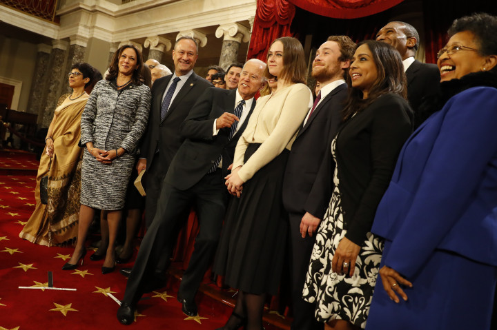 Kamala Harris családjával és Joe Bidennel a szenátus tagjainak felesketésén 2017 januárjábanFotó: Aaron P. Bernstein / Getty Images / AFP