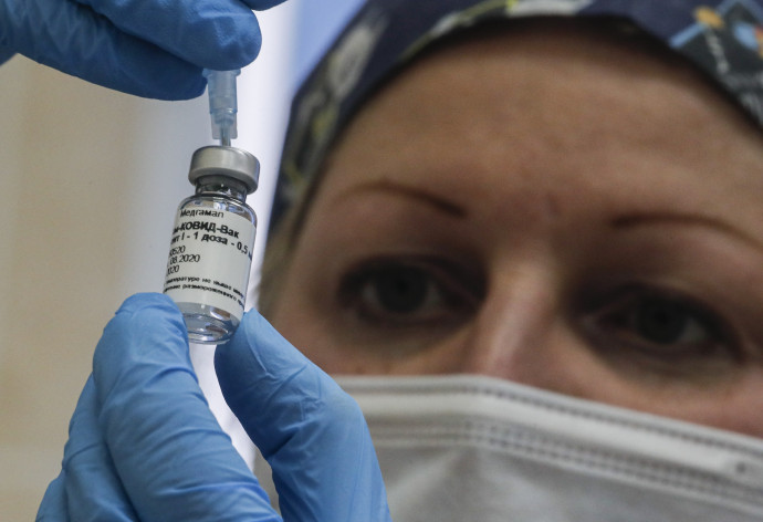 Egészségügyi dolgozó egy koronavírus (SARS-CoV-2) elleni vakcinát tartalmazó fiolát tart a kezében, mielőtt beadná egy önkéntentes egy moszkvai kórházban 2020. szeptember 17-én – Fotó: Szergej Ilnyickij / EPA / MTI