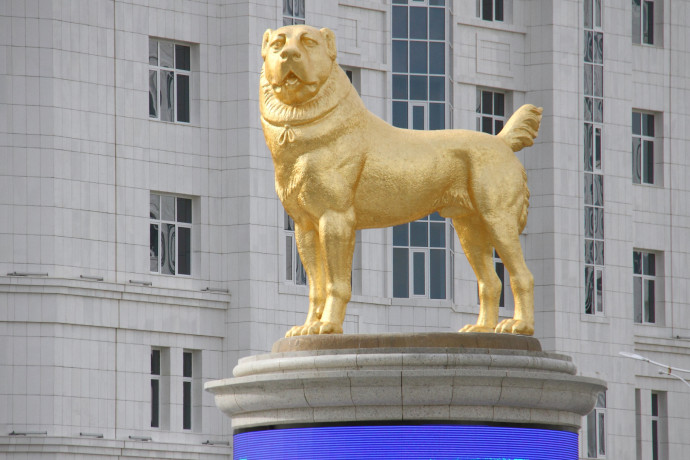 Óriási arany kutyaszobrot állított Türkmenisztán elnöke