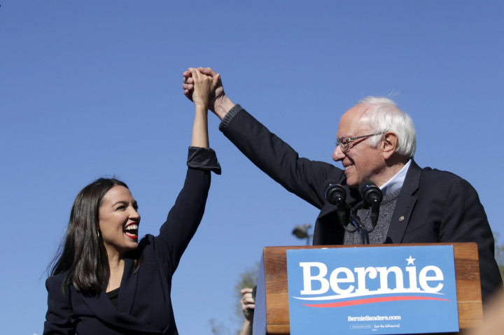 Bernie Sanders a New York-i Queens városrészben tartott kampánygyűlésén Alexandria Ocasio-Cortez képviselővel a színpadon 2019-ben – Kena Betancur / Getty Images / AFP