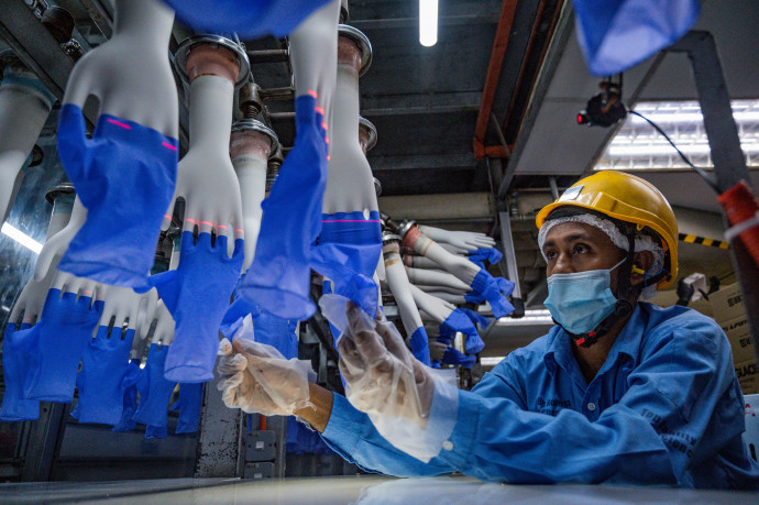 A Top Glove malajziai gumikesztyű-gyára 2020 augusztusában. Fotó: AFP/Europress