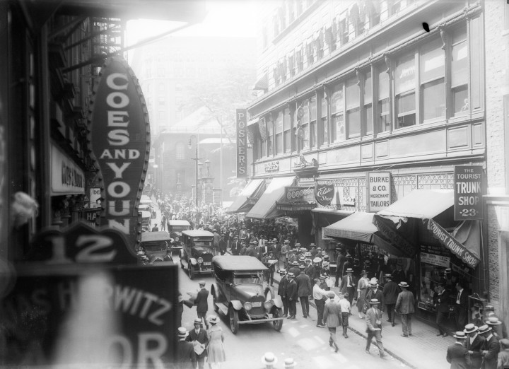 Tumultus Ponzi bostoni irodája előtt 1920-ban – Forrás: Bettmann Archive / Getty Images