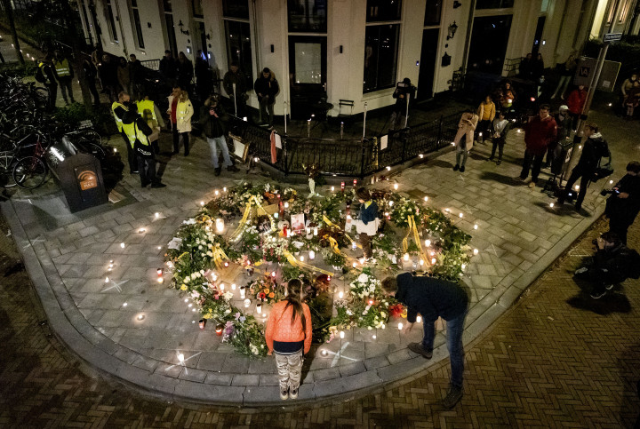 A gyászolók tiszteletüket teszik a megölt tanárra emlékezve, a hollandiai Arnhemben, 2020. november 7-én. – Fotó: Sem van der Wal / ANP / AFP