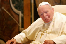 Megtalálták a férfit, aki ellophatta II. János Pál pápa vérét