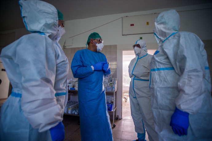 Ápolók a koronavírussal az Országos Korányi Pulmonológiai Intézetben idén májusban. Fotó: Balogh Zoltán/MTI