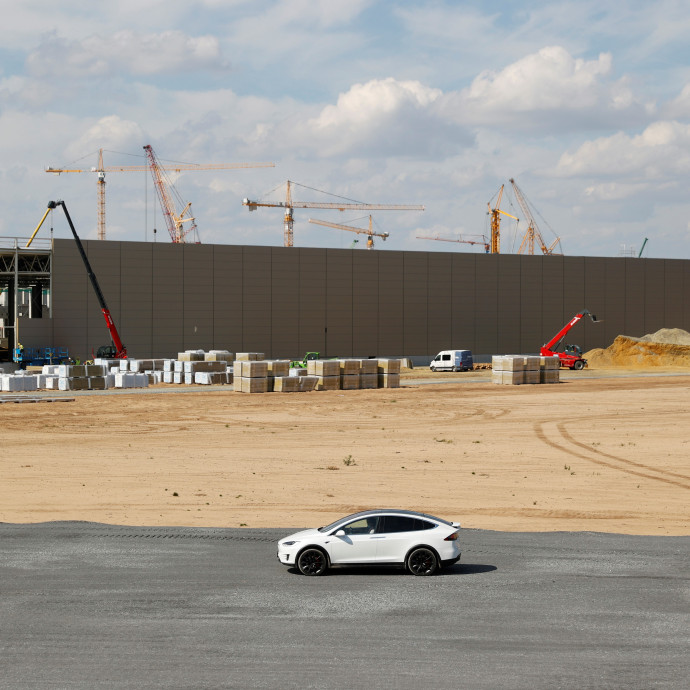 A német Tesla-gyárban 2700-3500 euró lesz a kezdő fizetés