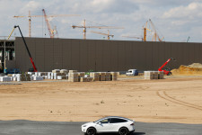 A német Tesla-gyárban 2700-3500 euró lesz a kezdő fizetés