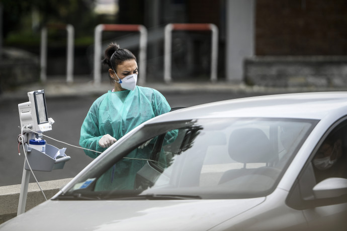 A nápolyi Cotugno kórházban a kocsijában kezelnek egy covidos beteget november 12-én. Fotó: Filippo Monteforte / AFP