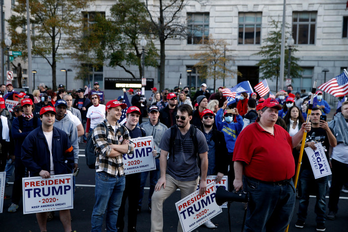 Húsz embert letartóztattak, két rendőr megsérült a Trump melletti demonstráción