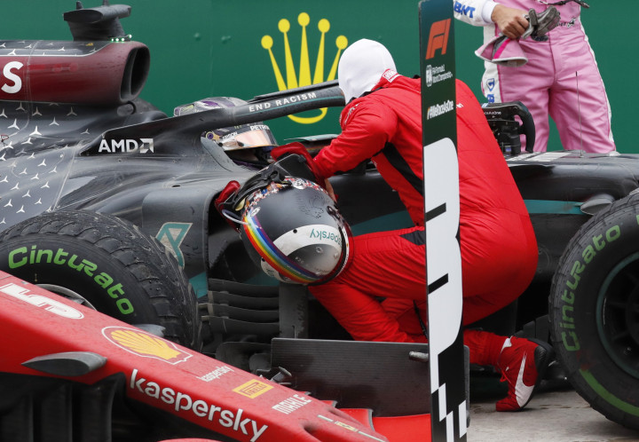 Sebastian Vettel, ahogy a Török Nagydíj után gratulál Lewis HamiltonnakFotó: Murad Sezer / Reuters