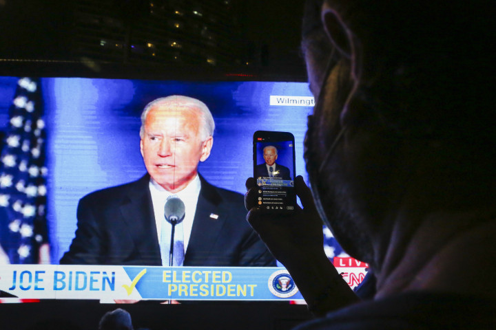 Joe Biden elnökké választásakor tartott beszédét nézi egy demokrata szavazó Miamiban 2020. november 7-én – Fotó: Eva Marie Uzcategui Trinkl / Anadolu Agency / AFP