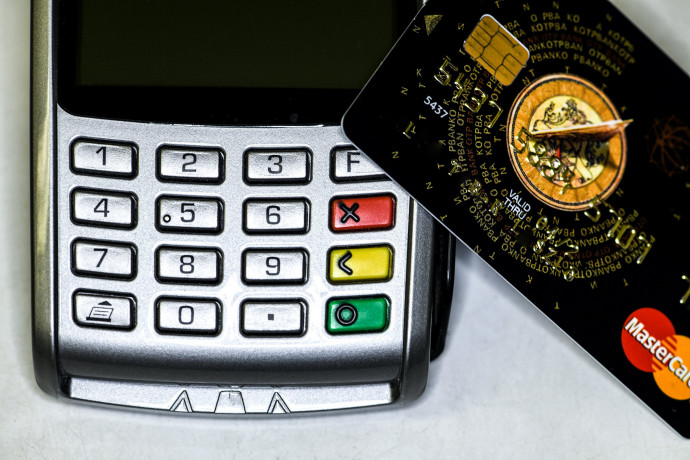 Jövőre se kell beírnunk a PIN-kódot a 15 ezer alatti érintéses kártyás vásárlásnál