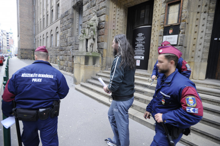 R. Szilveszter gyanúsítottat vezetik ki a Budai Központi Kerületi Bíróság épületéből a letartóztatásáról döntő bírósági tárgyalás után 2018. december 7-én. Fotó: MTI / Mihádák Zoltán