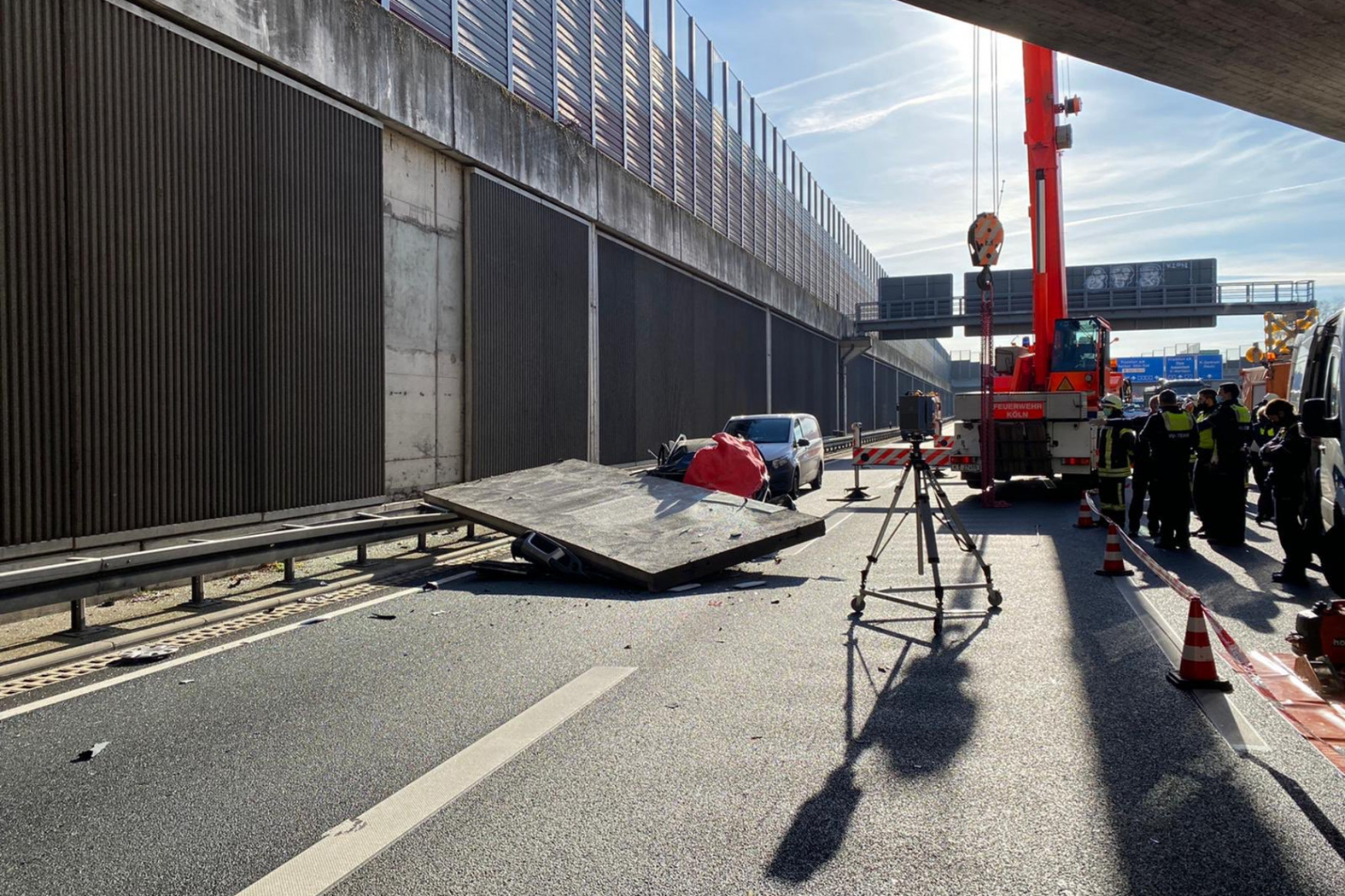 Meghalt egy autós, miután rázuhant a zajvédő fal egy darabja Németországban