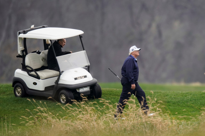 Donald Trump golfozik saját golfklubjában Virginiában 2020. november 15-én – Fotó: Joshua Roberts / Reuters