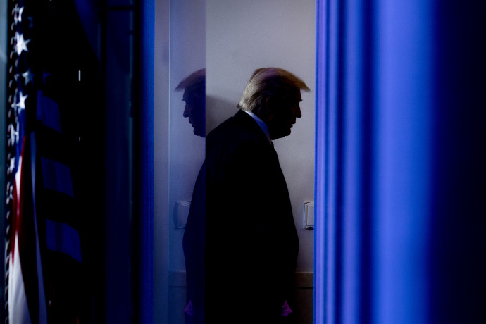 Donald Trump távozik egy fehér házi sajtótájékoztatóról 2020. november 15-én – Fotó: Jim Watson / AFP