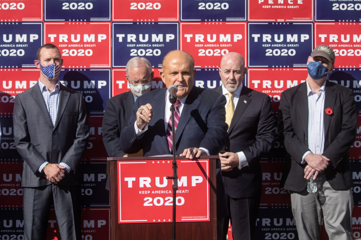 Rudy Giuliani tart sajtótájékoztatót a választással kapcsolatos keresetekről 2020. november 7-én – Fotó: hris McGrath / Getty Images