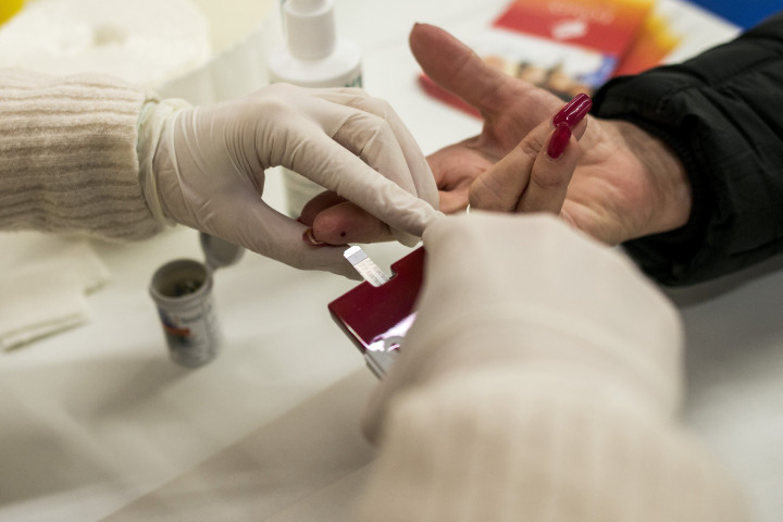 A diabétesz-világnap alkalmából szervezett ingyenes vércukormérés egy budapesti aluljáróban 2016-ban – Fotó: Marjai János / MTI