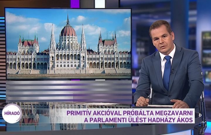 Az M1 Híradójának hírolvasója a 2019. október 21-i adásban – Forrás: M1 Híradó