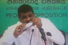 Nyers halat evett a volt Srí Lanka-i miniszter, hogy így ösztönözze a halvásárlást az országban