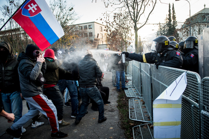 Tüntetés Pozsonyban 2020. november 17-én – Fotó: VLADIMIR SIMICEK / AFP