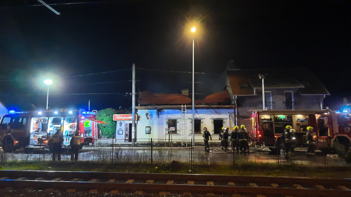 Tűzoltók a kiégett étteremnélFotó: Balázs/Olvasói fotó/Telex