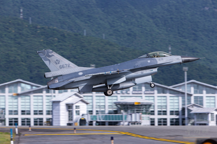 A tajvani hadsereg egyik F-16-osa – Fotó: MTI/EPA/Tajvani katonai hírügynökség.