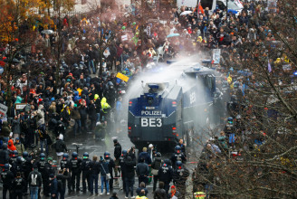 Vízágyúval oszlatta a német rendőrség a korlátozások ellen tüntetőket Berlinben
