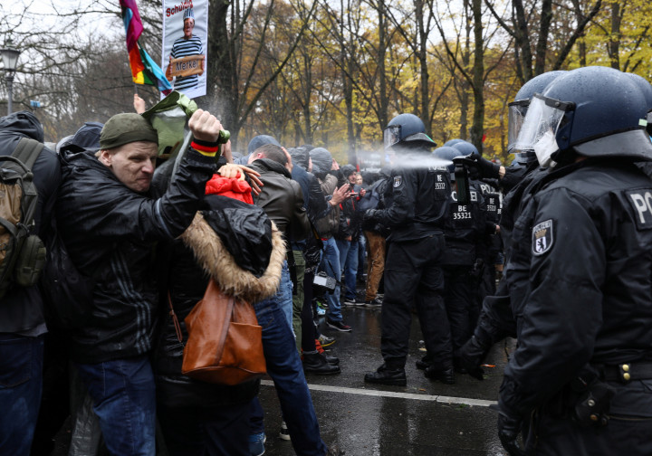 A rendőrök paprikasprayt is bevetettek a szerdai tüntetésen.Forrás: Christian Mang / Reuters