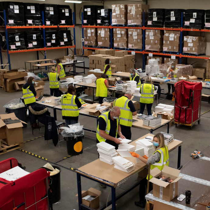 A második hullám a szemünk láttára szakítja ketté a gazdaságot