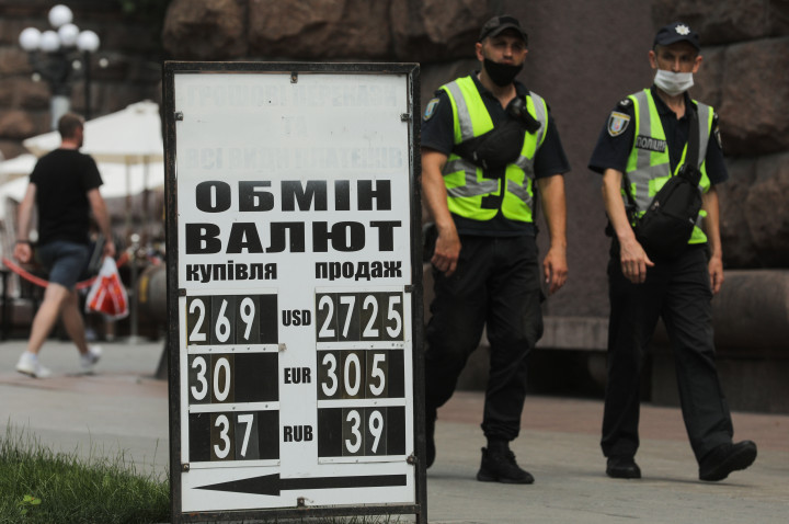 Valutaárfolyamok egy pénzváltó tábláján Kijevben 2020. júliusában – Sergii Kharchenko / NurPhoto / Getty Images