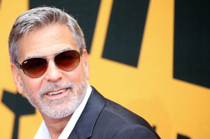 George Clooney arról beszélt, hogy egyszer egy-egy millió dollárral lepte meg a barátait