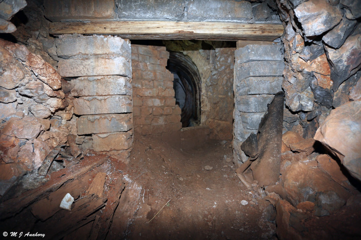 A bunker befalazott bejárata, és a kilátás a szorosra – Fotó: Moshi Anahory / Flickr / Wikimedia Commons