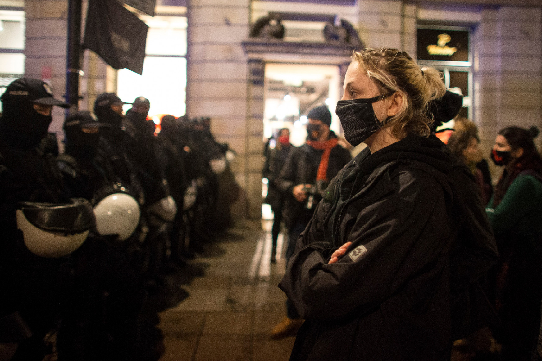 Paprikaspray-t vetettek be nőjogi aktivisták ellen, többeket pedig letartóztattak a lengyel rendőrök